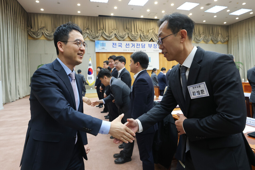 부장검사들과 인사 나누는 구자현 검찰...