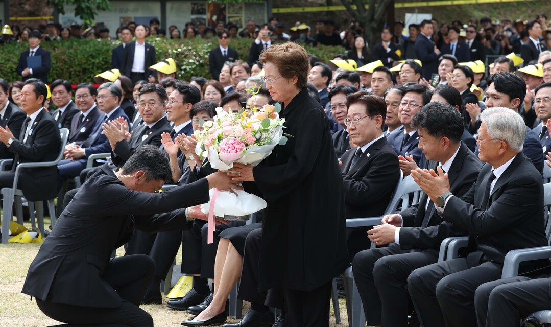 꽃다발 받는 권양숙 김혜경 여사